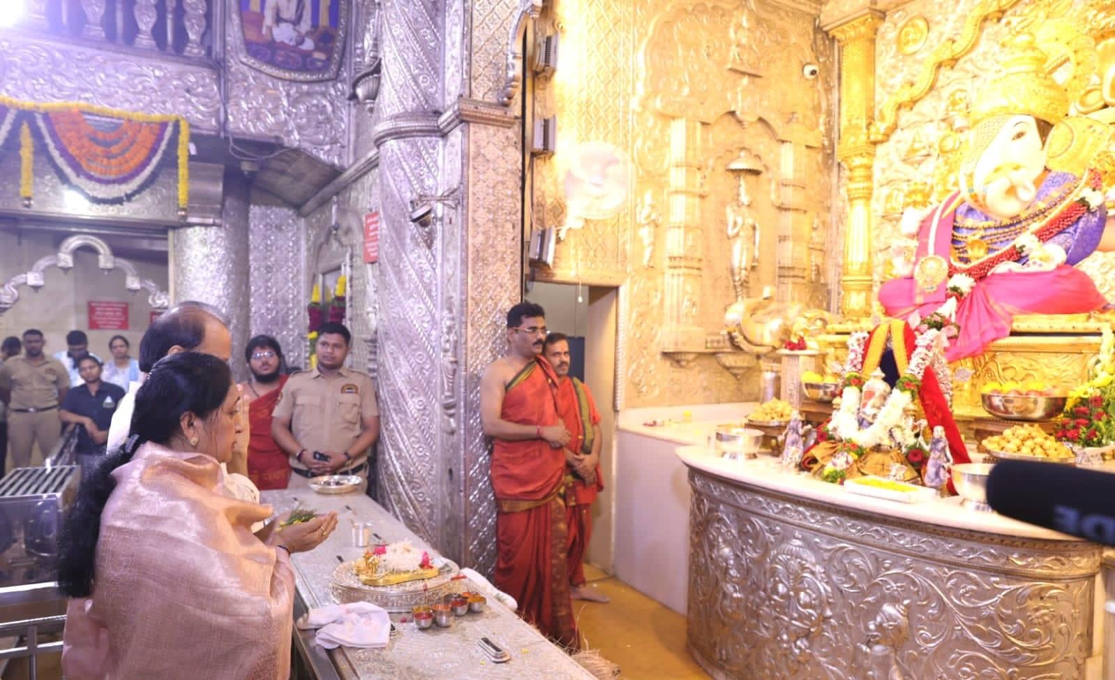 महाराष्ट्र की बारामती सीट पर सुप्रिया सुले ने नामांकन दाखिल किया है. वहीं अजित पवार की पत्नी सुनेत्रा पवार उनके मुकाबला करने के लिए पूरी तरह से तैयार है. 