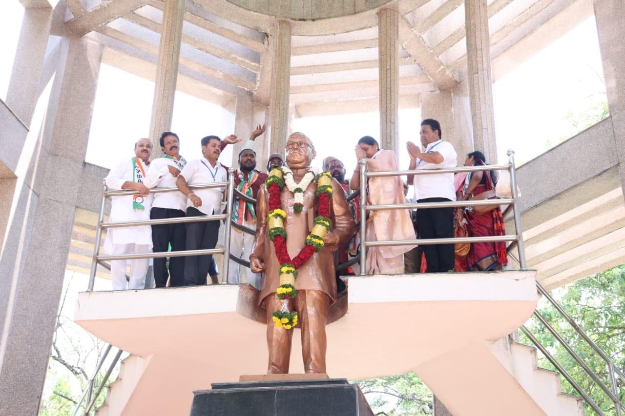 इसके अलावा सुनेत्रा पवार ने भारत रत्न डॉ. बाबा साहेब आंबेडकर आशीर्वाद लिया. 
