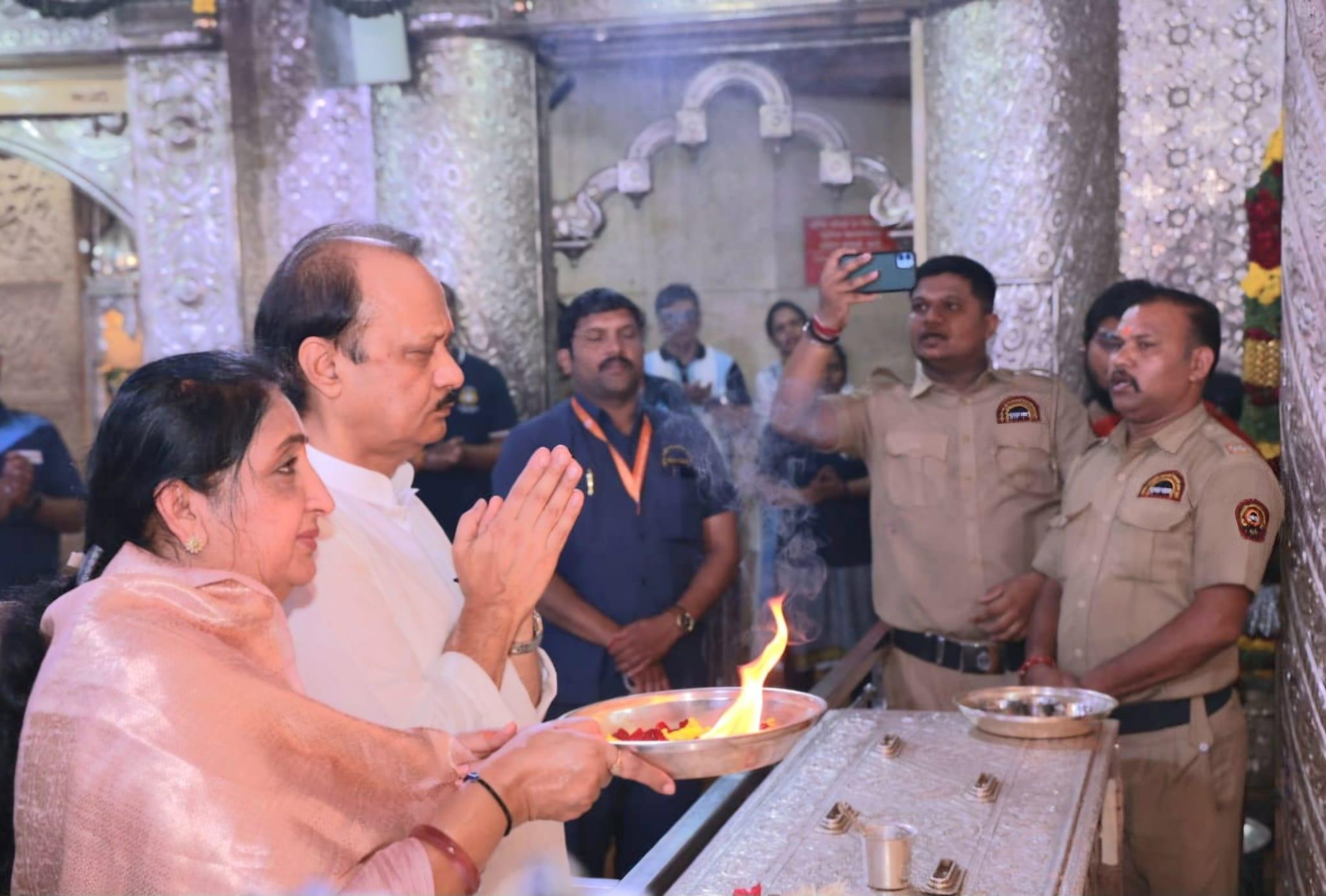 मीडिया से बातचीत में सुनेत्रा पवार कहा कि आज मैं नामांकन दाखिल करने जा रही हूं. जीत हासिल करने के लिए डॉ. आंबेडकर को नमन किया. साथ ही दगडूशेठ हलवाई गणपति की पूजा की.` 