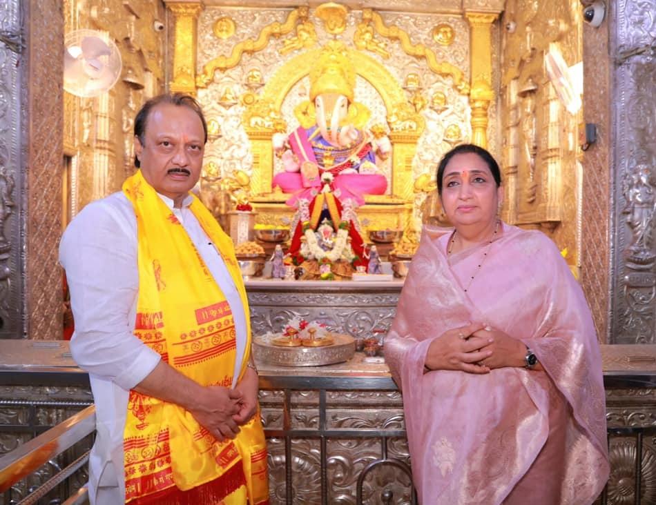 नामांकन दाखिल करने से पहले सुनेत्रा पवार अपने पति अजित पवार के संग पुणे में स्थित दगडूशेठ हलवाई गणपति मंदिर में पूजा की. 