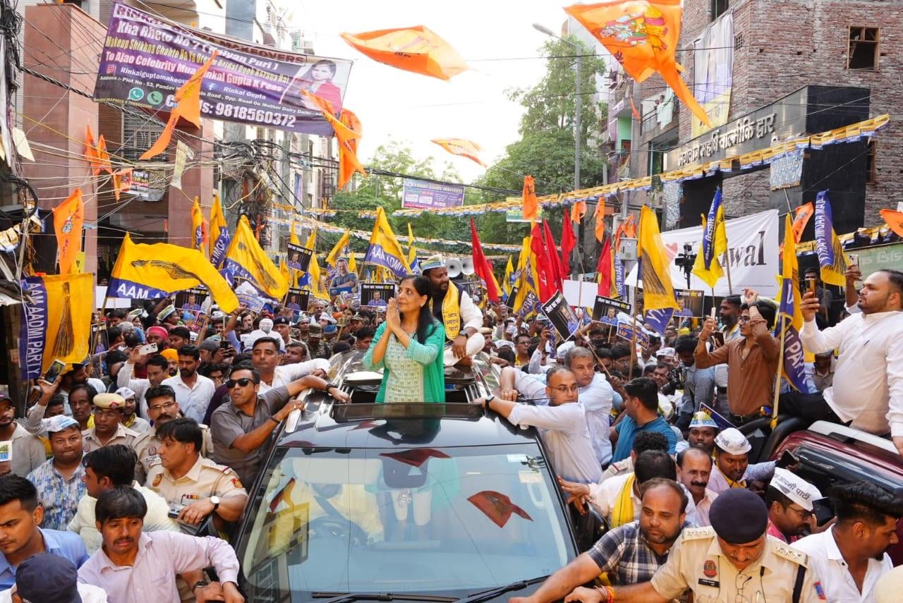 दिल्ली के मुख्यमंत्री की पत्नी सुनीता केजरीवाल ने आप के पूर्वी दिल्ली उम्मीदवार के समर्थन में रोड शो के दौरान भीड़ का स्वागत किया. 
