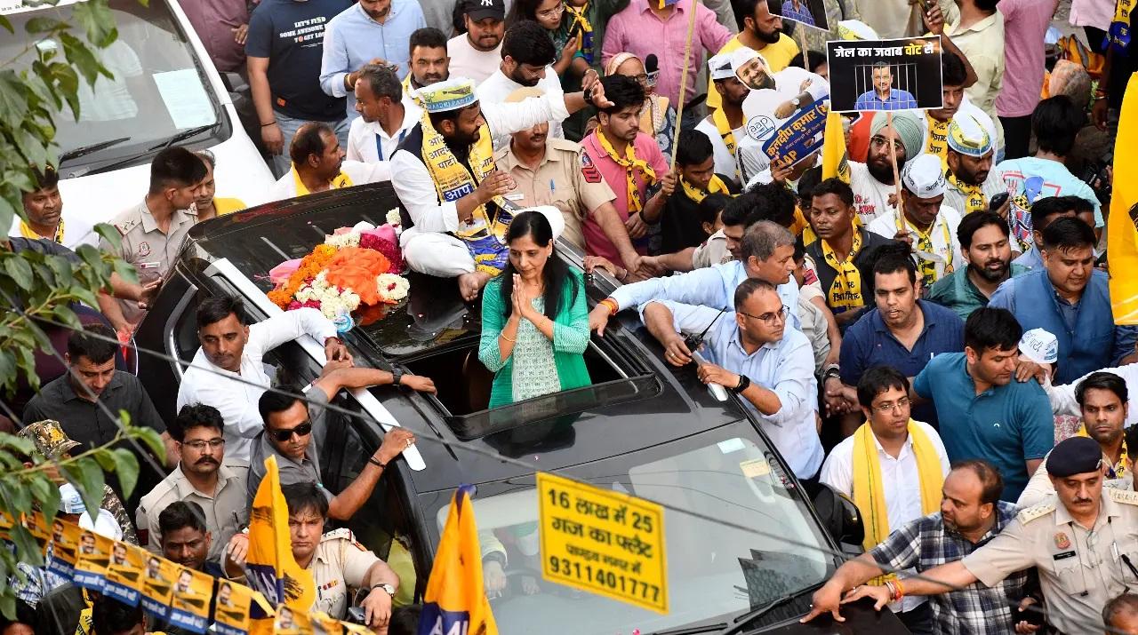 पूर्वी दिल्ली निर्वाचन क्षेत्र से आम आदमी पार्टी (आप) के उम्मीदवार कुलदीप कुमार के प्रचार के लिए एक चुनावी रोड शो किया. इस दौरान लोगों को अभिवादन करती हुई सुनीता केजरीवाल.