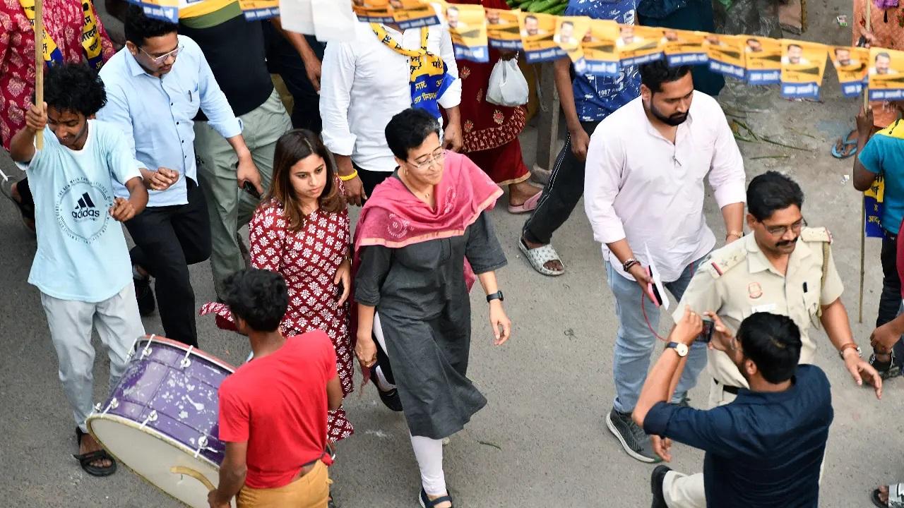 कल्याण पुरी इलाके में सुनीता केजरीवाल के नेतृत्व में रोड शो के दौरान दिल्ली की मंत्री आतिशी भी दिखाई दी. 