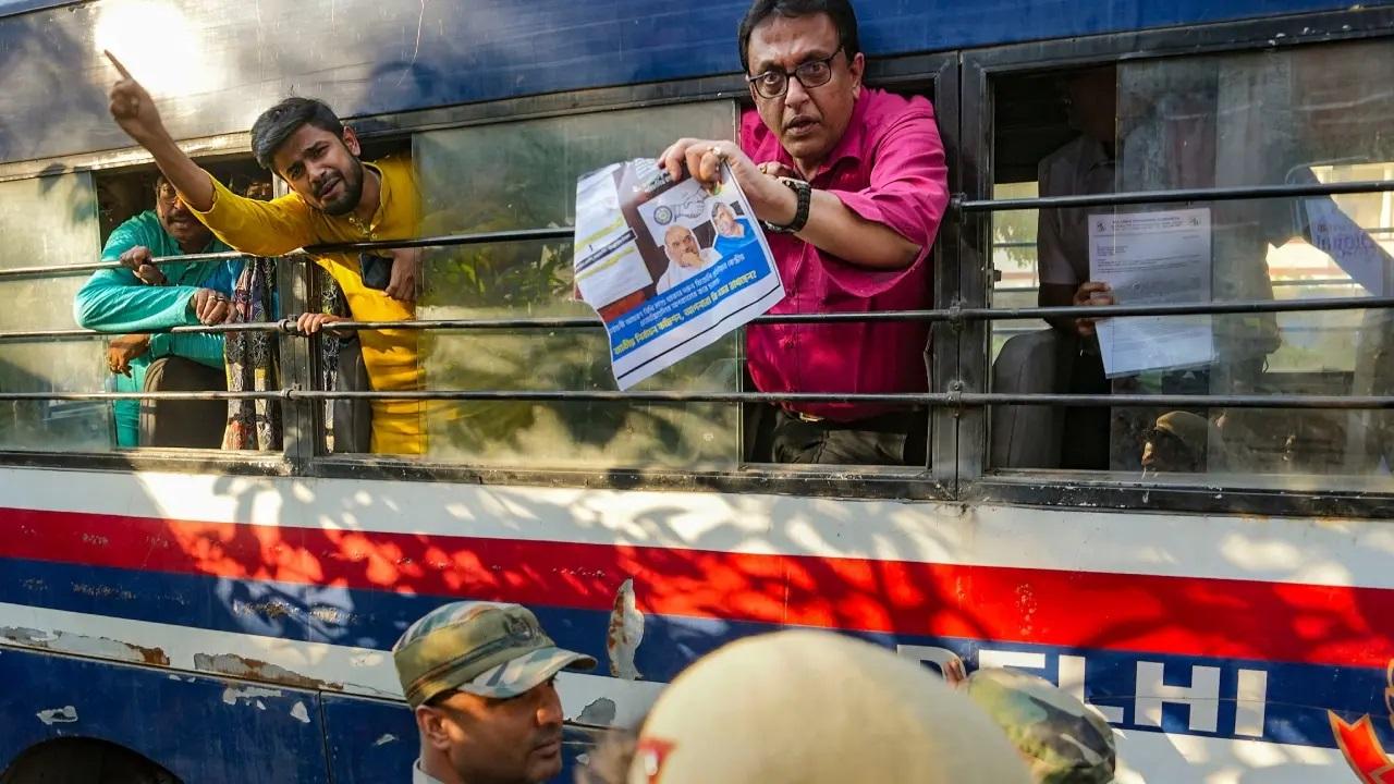 टीएमसी ने रविवार को चुनाव से पहले एनआईए और भाजपा के बीच `अपवित्र गठबंधन` का आरोप लगाया, जिसके बाद केंद्रीय जांच एजेंसी ने किसी भी गलत इरादे से इनकार किया और पूरे विवाद को `दुर्भाग्यपूर्ण` करार दिया.` 
