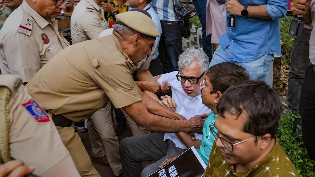 सेन ने नई दिल्ली रवाना होने से पहले कोलकाता हवाई अड्डे पर संवाददाताओं से कहा, `हम चुनाव आयोग से सभी राजनीतिक दलों के लिए समान अवसर सुनिश्चित करने का अनुरोध करेंगे.` 