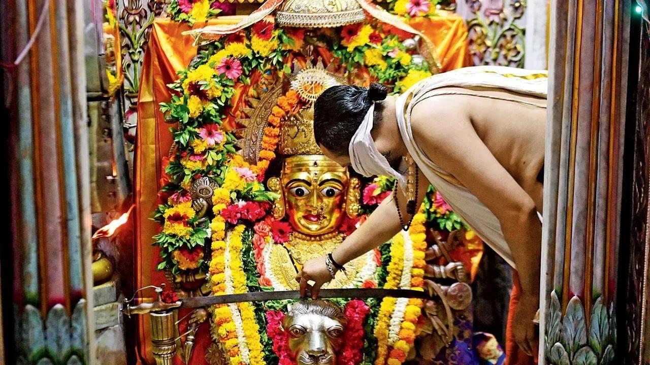 अगर मंदिर में हो जाला
अगर आपके घर के मंदिर में जाला लगा है तो भगवान की तस्वीरों की साफ सफाई का भी ध्यान रखना चाहिए, ये दुर्भाग्य का कारण हो सकता है.