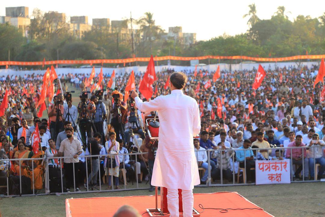 उन्होंने आगे बताया कि `बाला साहेब ठाकरे ने भूमिपुत्र के अधिकार के लिए शिव सेना की स्थापना की थी, आप उस शिव सेना को खत्म करने जा रहे हैं.` 