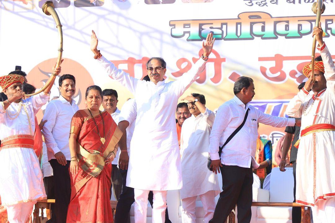 उद्धव ठाकरे ने कहा कि एक पार्टी और एक व्यक्ति की सरकार देश को तानाशाही की ओर ले जाती है. हम एक सरकार चाहते हैं लेकिन हम चाहते हैं कि वह भारतीय सरकार हो. जिसमें लोकशाही हो.`
