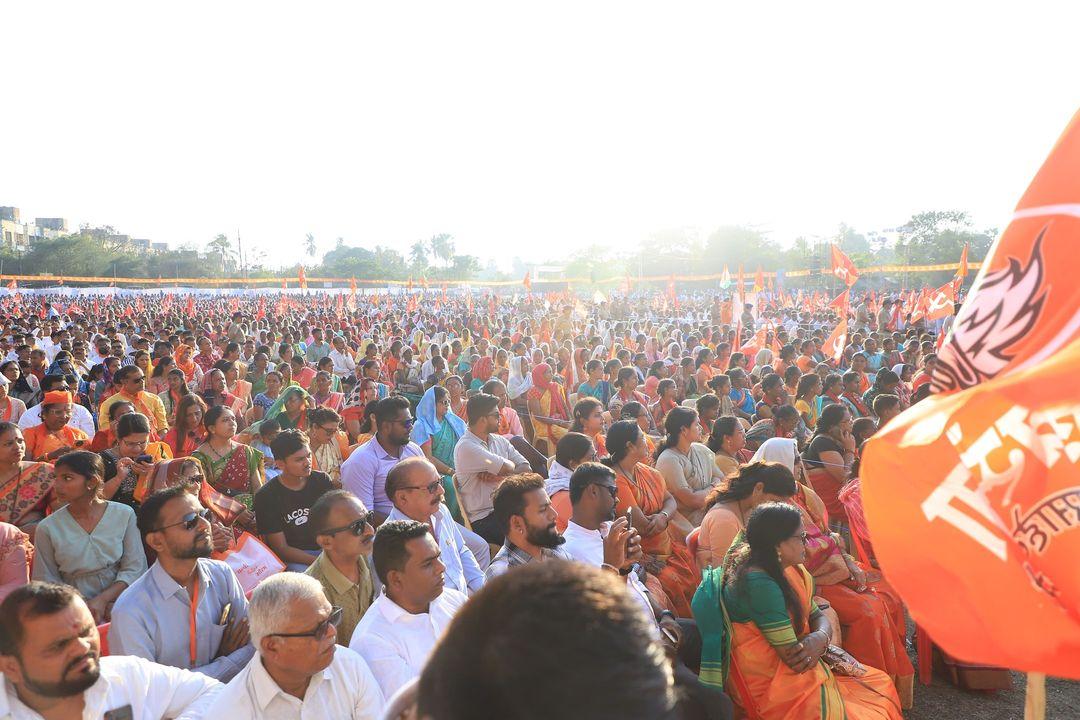 ठाकरे ने कहा, `आज आपके साथ कौन है? अमित शाह की कार में कितने असली बीजेपी सदस्य? और देखो सीढ़ियाँ कितनी गहरी हैं.`