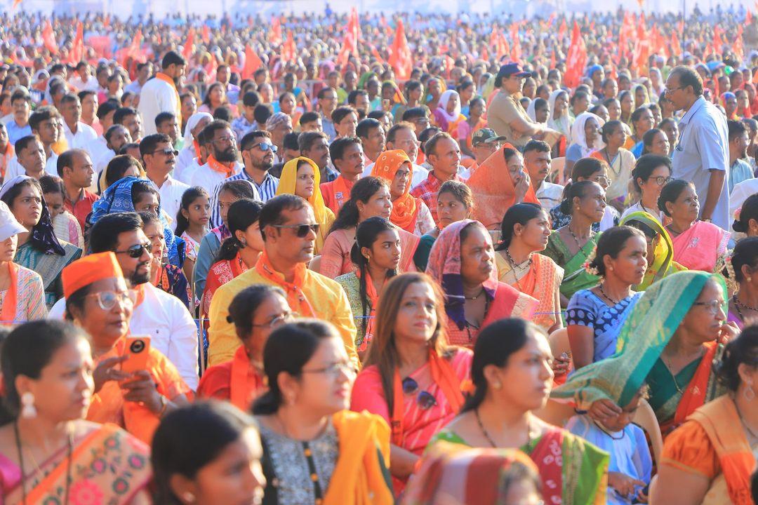 बैठक को संबोधित करते हुए ठाकरे ने मुख्यमंत्री एकनाथ शिंदे का नाम लिए बिना कहा, `गद्दार अपने बेटे की उम्मीदवारी तक ऐलान नहीं कर सका. महाराष्ट्र पर कोई भी डंक नहीं मार सकता है.`