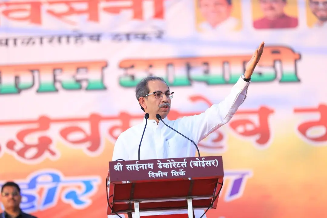 उन्होंने मोदी पर निशाना साधते हुए सवाल किया, `क्या फर्जी शिवसेना आपकी डिग्री की तरह है? मैं आपको कहना चाहूंगा कि मैं अब से प्रधानमंत्री की नहीं बल्कि नरेंद्र मोदी की आलोचना करूंगा. क्योंकि मैं देश के प्रधानमंत्री का अपमान नहीं कर सकता.`