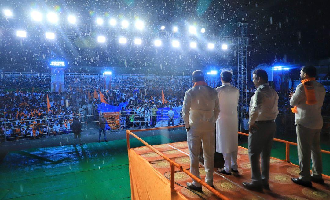 उन्होंने आगे कहा, `शिवसेना (UBT) के मशाल गाने ने मोदी-शाह को परेशान कर दिया है. यहीं वजह है कि चुनाव आयोग हमपर जोर दिखा रहा है. आयोग ने हमें जय भवानी शब्द हटाने का आदेश दिया है. लेकिन हम उसके खिलाफ है और हम गाने में किसी तरह का बदलाव नहीं करेंगे.` 