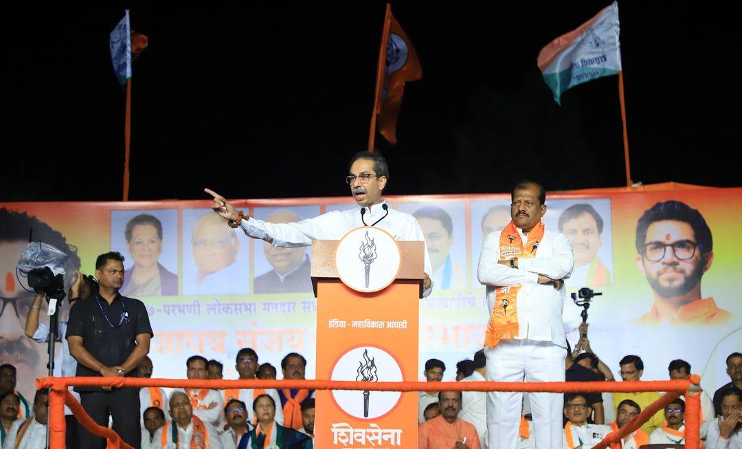 ठाकरे ने इस दौरान बताया कि `मर्द की ताकत लगती है तूफान को सहना किसी ऐरे-गैरे का काम नहीं है. परभणी के लोग बेहद बहादुर हैं. मैंने उन्हें प्रणाम करता हूं. यह शिवसेना का विशाल किला है. अब तक हमने कई बड़ी मुश्किलों का सामना किया अब तक हमने कई मुश्किलों का सामना किया है.`