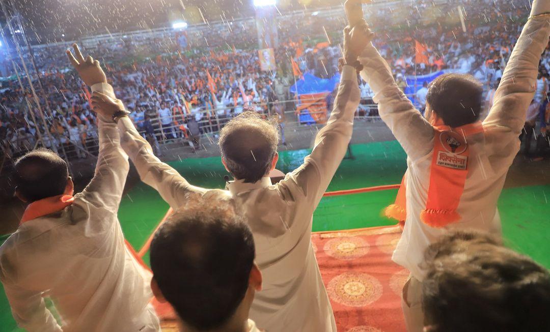 उद्धव ठाकरे ने प्रधानमंत्री नरेंद्र मोदी की तीखी आलोचना करते हुए कहा, `अब जुमलों की तीसरी शृंखला चल रही है. पहली दो सीरीज में हमने सोचा था कि देश का विकास होगा. लेकिन, उन्होंने देश, खासकर महाराष्ट्र को बर्बाद कर दिया.`