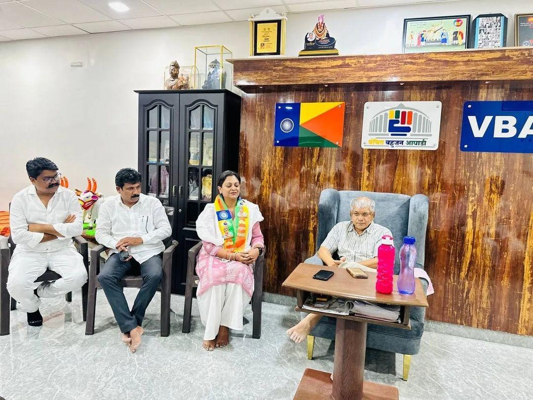 अगर शिरडी लोकसभा क्षेत्र से शिवसेना उद्धव बालासाहेब ठाकरे की पार्टी के भाऊसाहेब वाकचौरे, शिवसेना के सदाशिव लोखंडे और वंचित अपनी उम्मीदवारी की घोषणा करते हैं तो वंचित की उत्कर्षा रूपवते के बीच त्रिकोणीय मुकाबला होगा. 