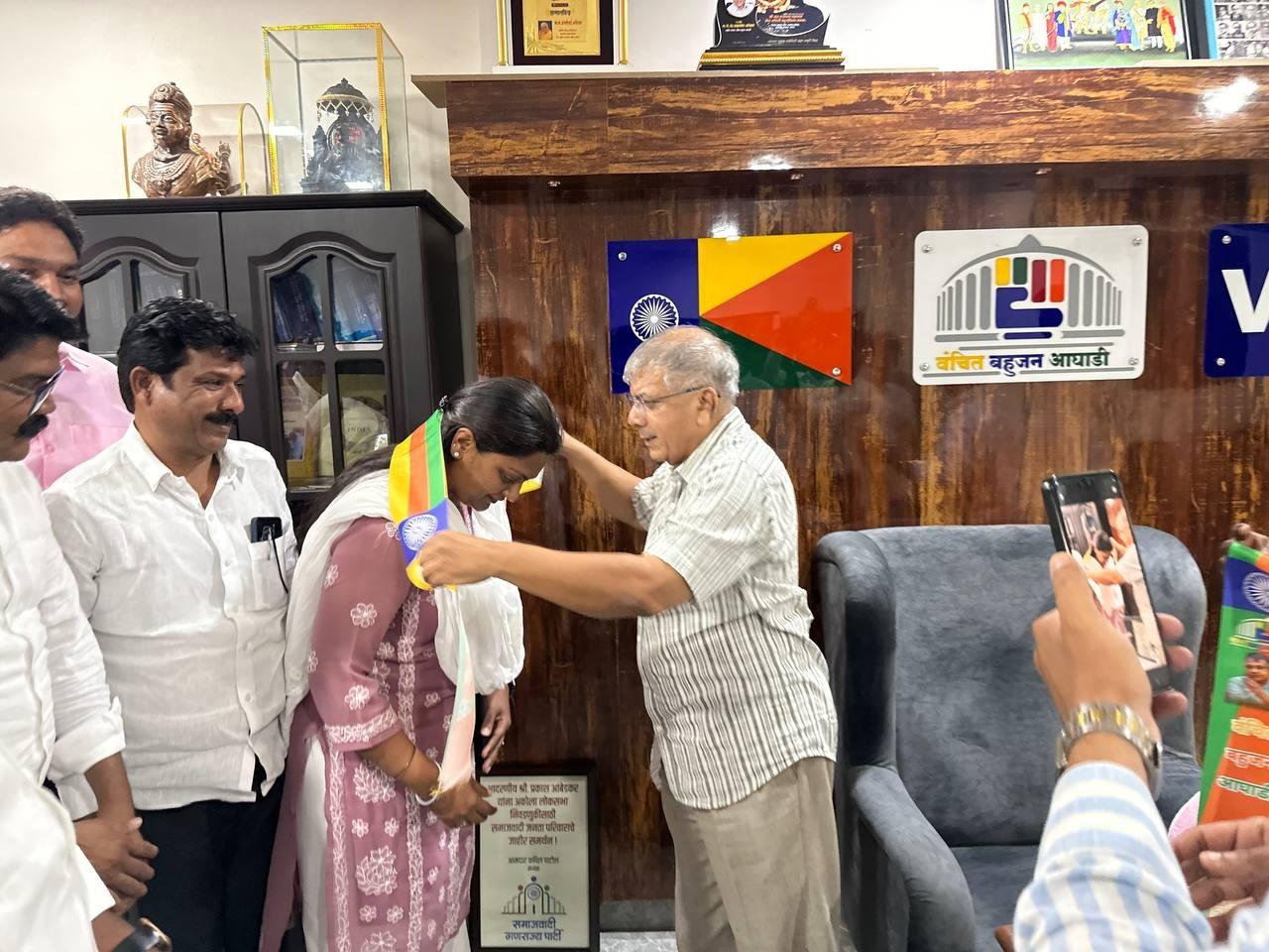 पक्ष प्रवेश के मौके पर  वंचित के प्रदेश उपाध्यक्ष प्रो. किसन चव्हाण, जिला अध्यक्ष विशाल कोलगे उपस्थित थे. उत्कर्षा रूपाते शिरडी लोकसभा क्षेत्र से कांग्रेस की उम्मीदवार थीं, लेकिन माविया के सीट बंटवारे में यह सीट शिवसेना की उद्धव बाला साहेब ठाकरे की पार्टी के खाते में चली गई. जिसके बाद उत्कर्षा रूपवते ने नाराजगी जाहिर की थी. 
