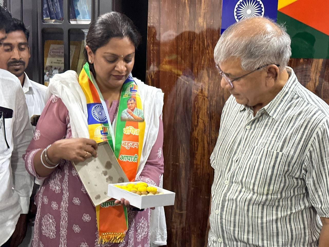 मिली जानकारी के अनुसार, शिरडी लोकसभा क्षेत्र से द्धव बालासाहेब ठाकरे की पार्टी से भाऊसाहेब वाकचौरे की उम्मीदवारी जाहिर की हैं.
