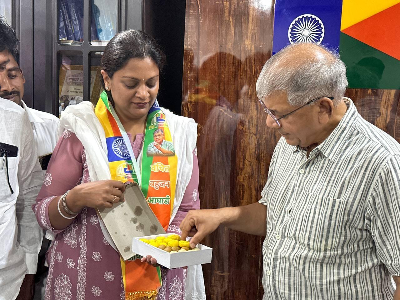 उत्कर्षा रूपवते ने वंचित बहुजन अघाड़ी नेता प्रकाश अंबेडकर की मौजूदगी में प्रवेश किया. 
