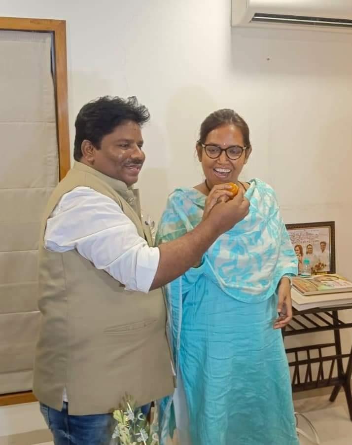 इस समय मुंबई उत्तर-मध्य सीट का प्रतिनिधित्व भारतीय जनता पार्टी की पूनम महाजन कर रही हैं. 