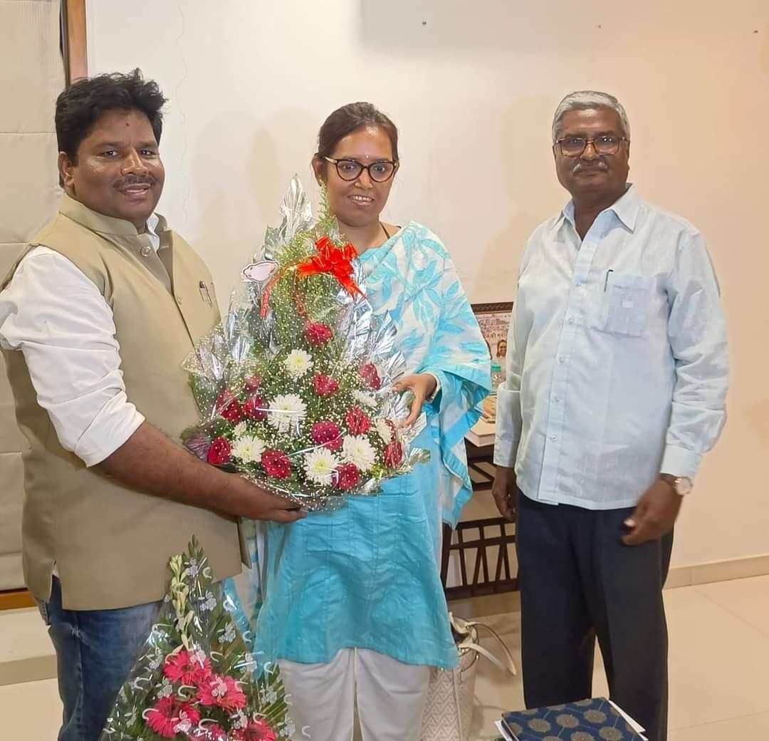 वर्षा गायकवाड ने आभार व्यक्त करते हुए एक्स पर पोस्ट जारी कर कहा, `साथ लड़ेंगे, जीतेंगे... मैं पार्टी अध्यक्ष मल्लिकार्जुन खरगे, सोनिया गांधी जी, राहुल गांधी, प्रियंका गांधी और तमाम साथियों का धन्यवाद करती हूं.` 
