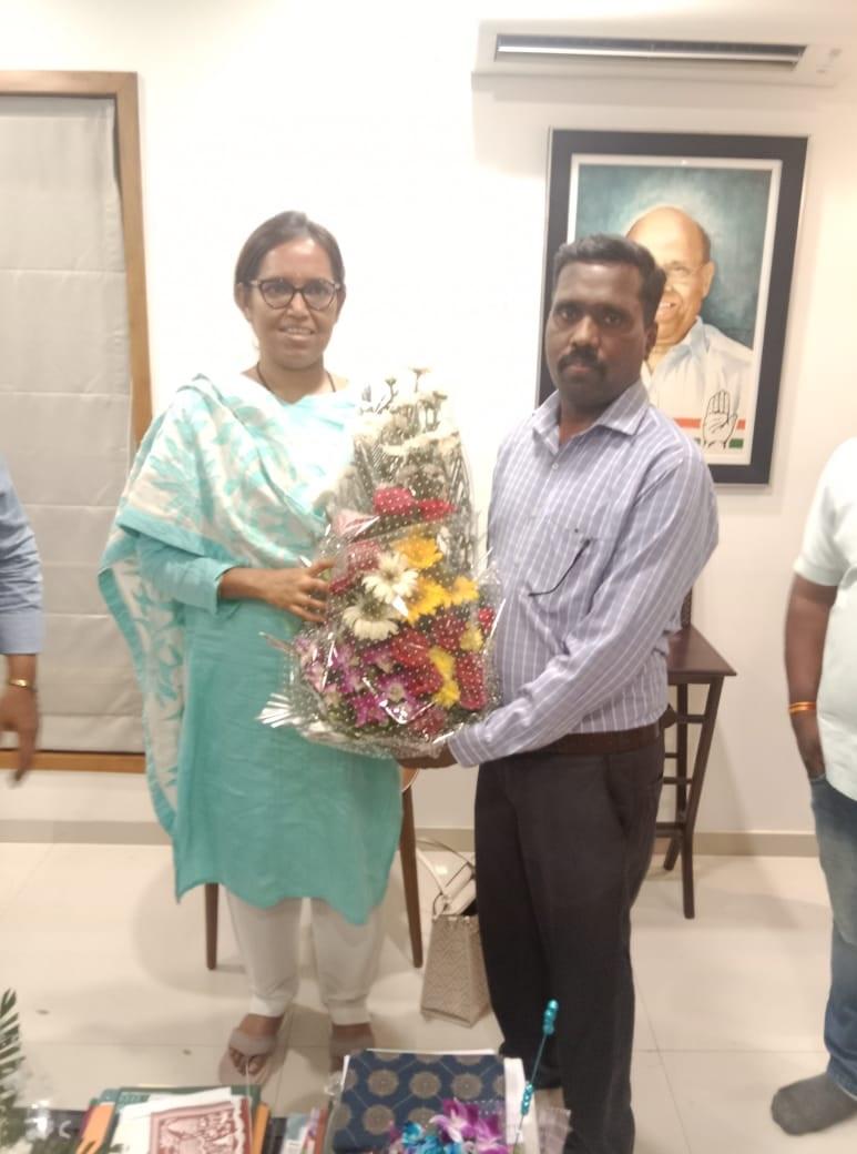 कांग्रेस ने जैसे ही वर्षा गायकवाड के नाम का ऐलान किया वैसे ही उनके समर्थकों के बीच उत्साह दिखाई दिया. 