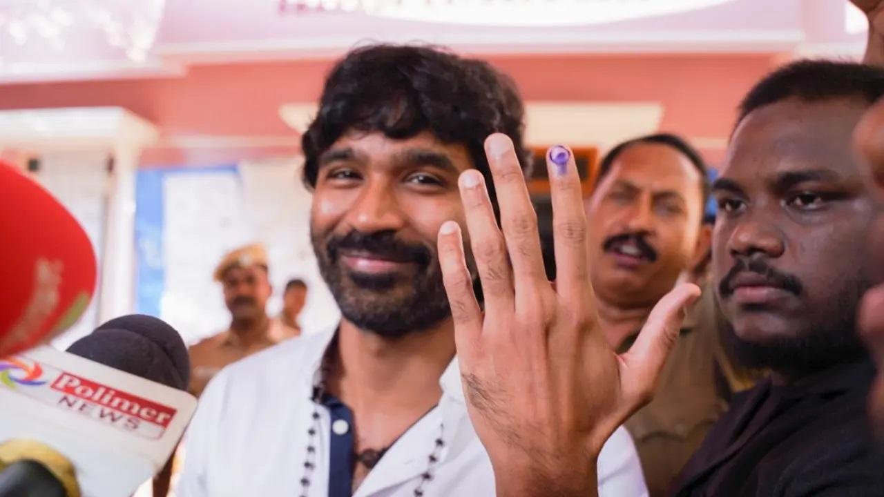 वोट डालने के बाद अभिनेता ने अपनी स्याही लगी उंगली दिखायी. उन्होंने मतदान केंद्र के बाहर मीडिया का अभिवादन किया.