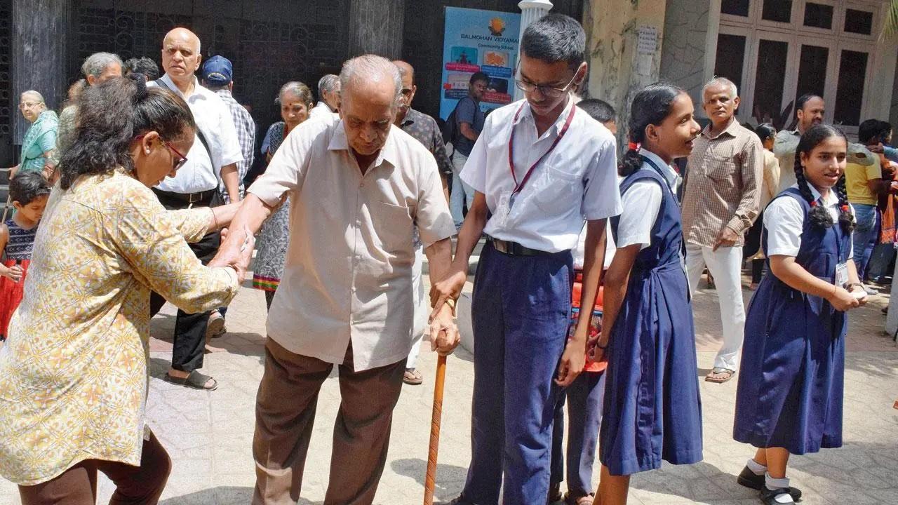 मतदान के बाद एक वरिष्ठ नागरिक की मदद करता एक युवा. फ़ाइल चित्र/आशीष राजे