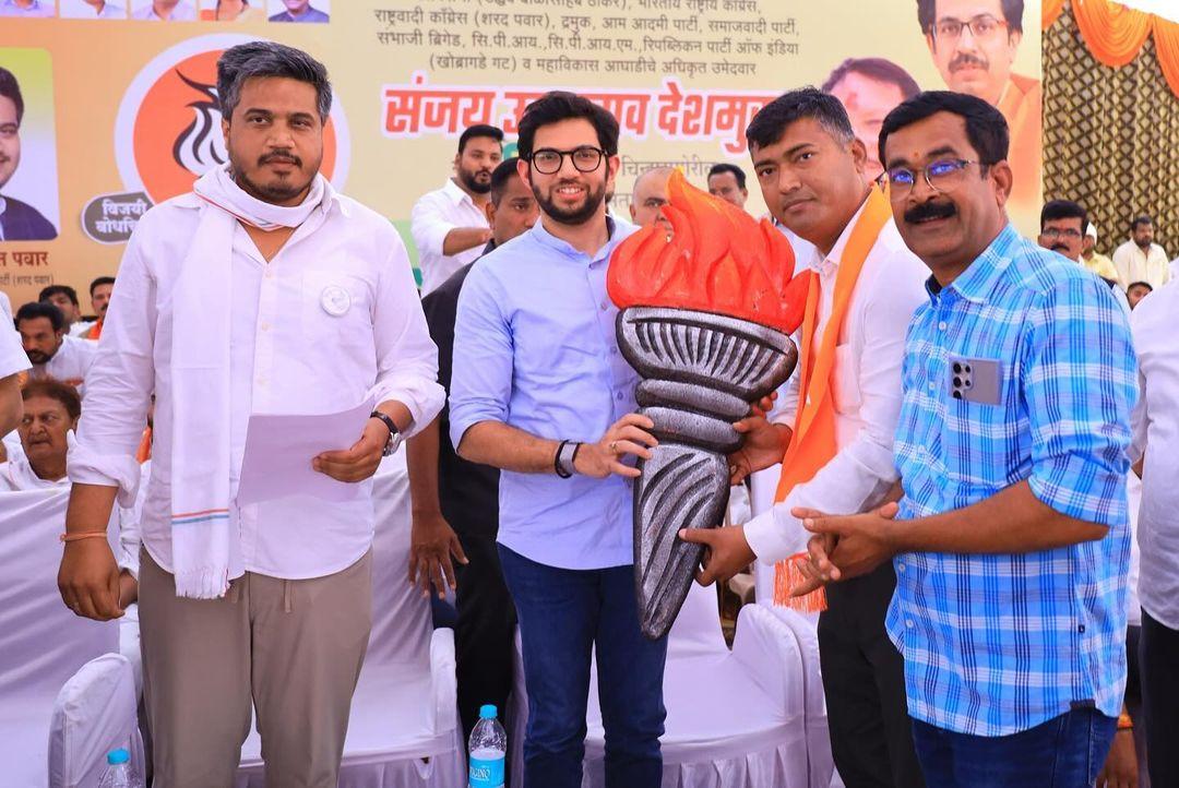 यवतमाल से उद्धव ठाकरे गुट के उम्मीदवार संजय देशमुख ने अपनी उम्मीदवारी दाखिल की है. 