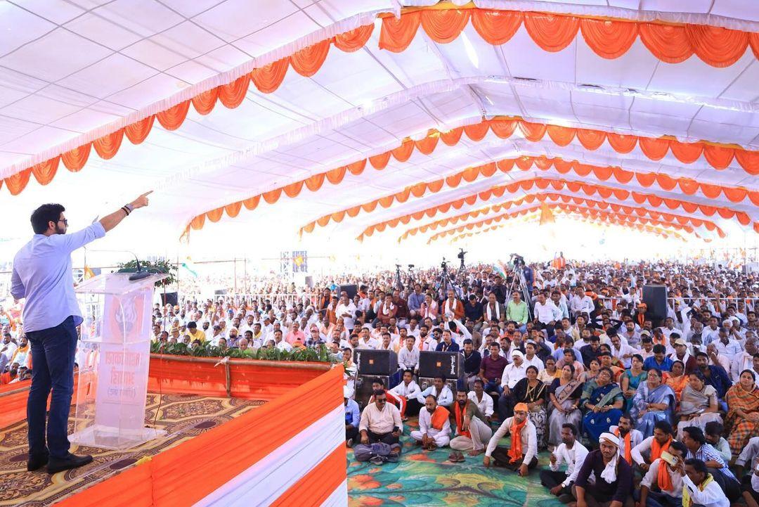 सभा को संबोधित करते हुए आदित्य ठाकरे ने कहा, `जहां एक ओर महाविकास अघाड़ी को जनता से भारी समर्थन और प्यार मिल रहा है, वहीं दूसरी ओर गद्दारों ने अभी तक इस क्षेत्र के लिए उम्मीदवारों की घोषणा नहीं की है. मैं इस समय बस इतना ही कहूंगा कि वे भी जानते हैं कि जनता अब गद्दारों के साथ नहीं है. भविष्य स्पष्ट है और लोगों का संकल्प दृढ़ है.जनता के मन, जनहित, महाराष्ट्र हित और राष्ट्रहित में सोचने वाला ईमानदार और स्वच्छ प्रतिनिधि चुना जाएगा.`