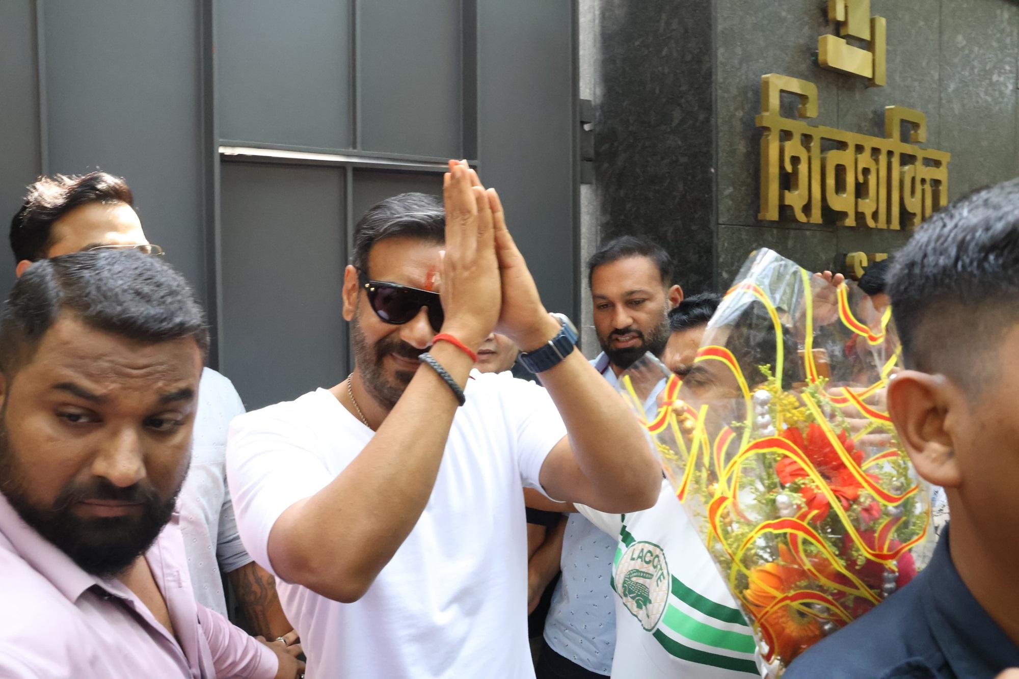 अपने बर्थडे पर अजय देवगन फैंस से मिलने घर के बाहर आए और हाथ जोड़कर उनका अभिवादन किया.