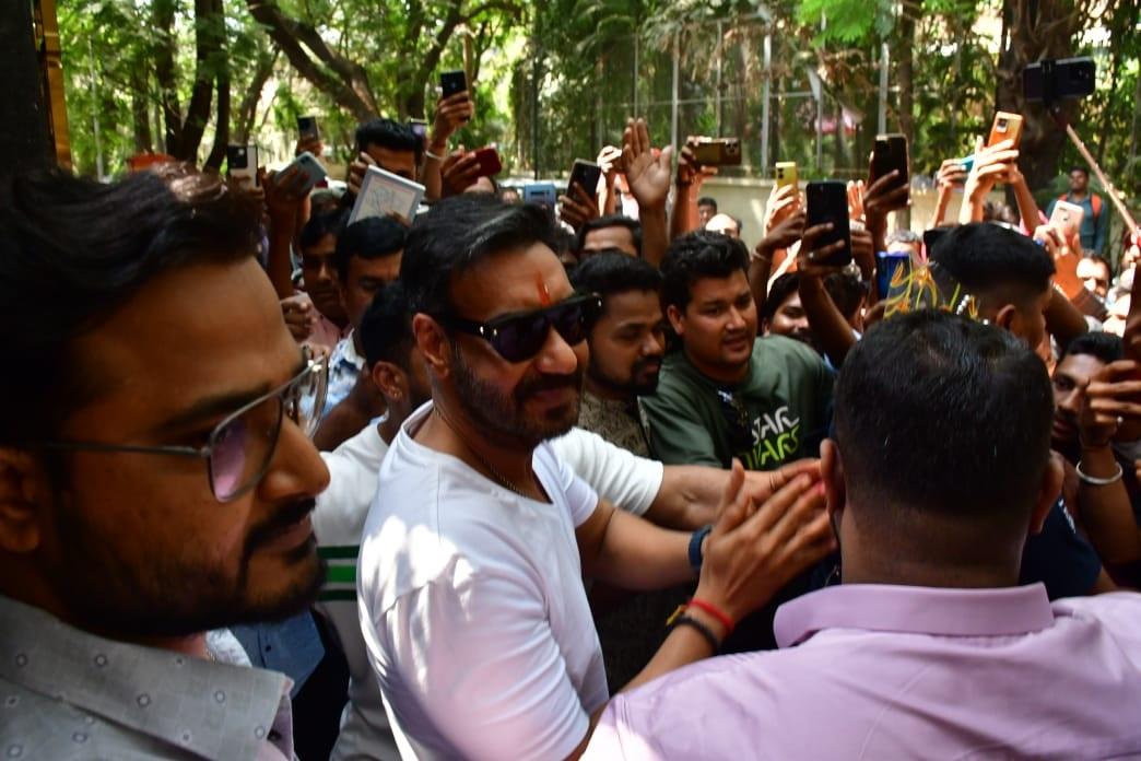 फैंस की भीड़ देख अजय उन्हें शांत भी कराते दिखे. साथ ही उन्होंने फैंस से मिली बर्थडे विश भी स्वीकार की.