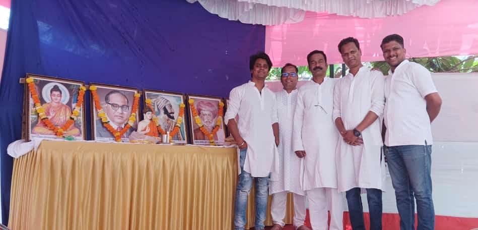 इस दौरान कई भीम सैनिक एक साथ आकर सादगी से अंबेडकर जयंती मनाते दिखे.