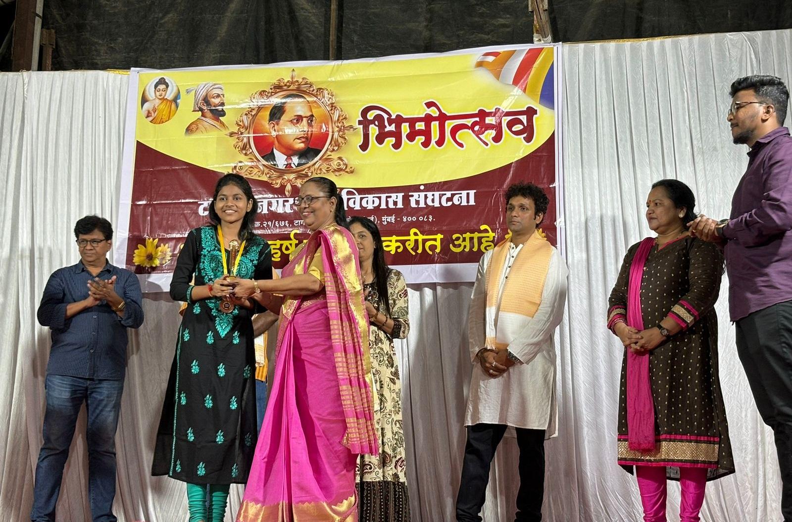 होम डेकोरेशन प्रतियोगिता जीतने वाले विजेताओं को नकद राशि, आकर्षक पुरस्कार और प्रमाण पत्र मिला. 