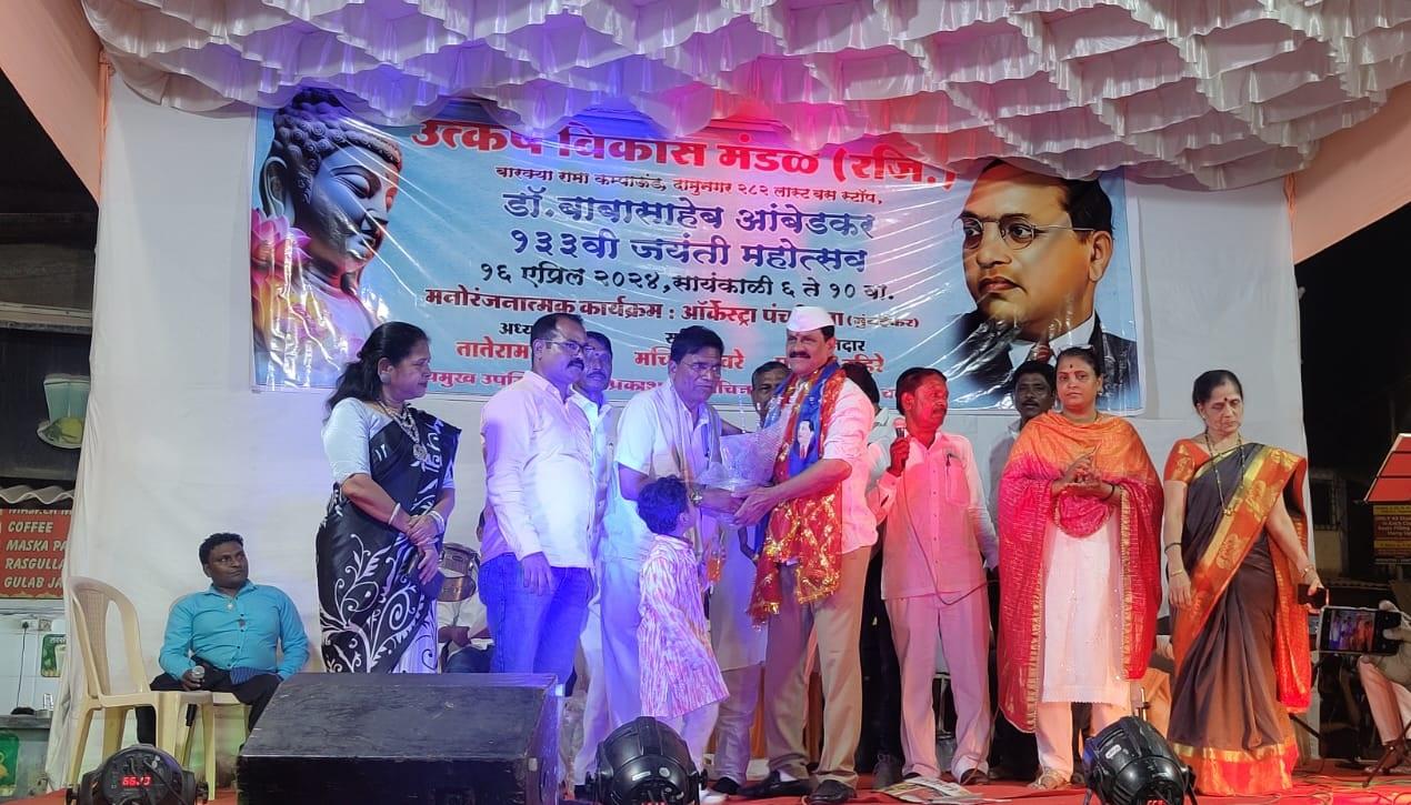 शिवसेना (एकनाथ शिंदे गुट) और बीजेपी ने कई सीटों पर अपने उम्मीदवारों का एलान कर दिया है. लेकिन कई ऐसी सीटें हैं जहां अभी भी पेंच फंसा हुआ है.