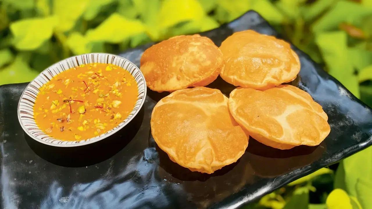 होम शेफ लक्ष्मी वर्मा द्वारा क्लाउड किचन लक्ष्मी की पूरन पोली, शहर के घरों में आमरस के साथ महाराष्ट्रीयन व्यंजन - पूरन पोली, थोड़े घी के साथ वितरित कर रही है.
laxmispuranpoli.com पर लॉग ऑन करें (नवी मुंबई और उसके आसपास डिलीवरी करता है).
लागत 40 रुपये (पूरन पोली); 140 रुपये (आमरस)