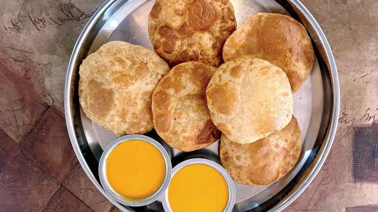 यह अड्डा फिटनेस प्रेमियों के बीच जैविक आमों से बने शुगर-फ्री आमरस के लिए प्रसिद्ध है. पूड़ियाँ कम तेल वाली और फुल्का दोनों किस्मों में आती हैं.डॉ. अमित किचन, फ्लेवरजी, दुकान नंबर 4, ईश्वर भवन बिल्डिंग, खाडिलकर रोड, गिरगांव में.@dramit_kitchen पर लॉग ऑन करेंलागत 9820959869सुरती, भुलेश्वर रोड, मरीन लाइन्स ईस्ट.रुपये 125 (पूरी और आमरस के 5 टुकड़े शामिल हैं)