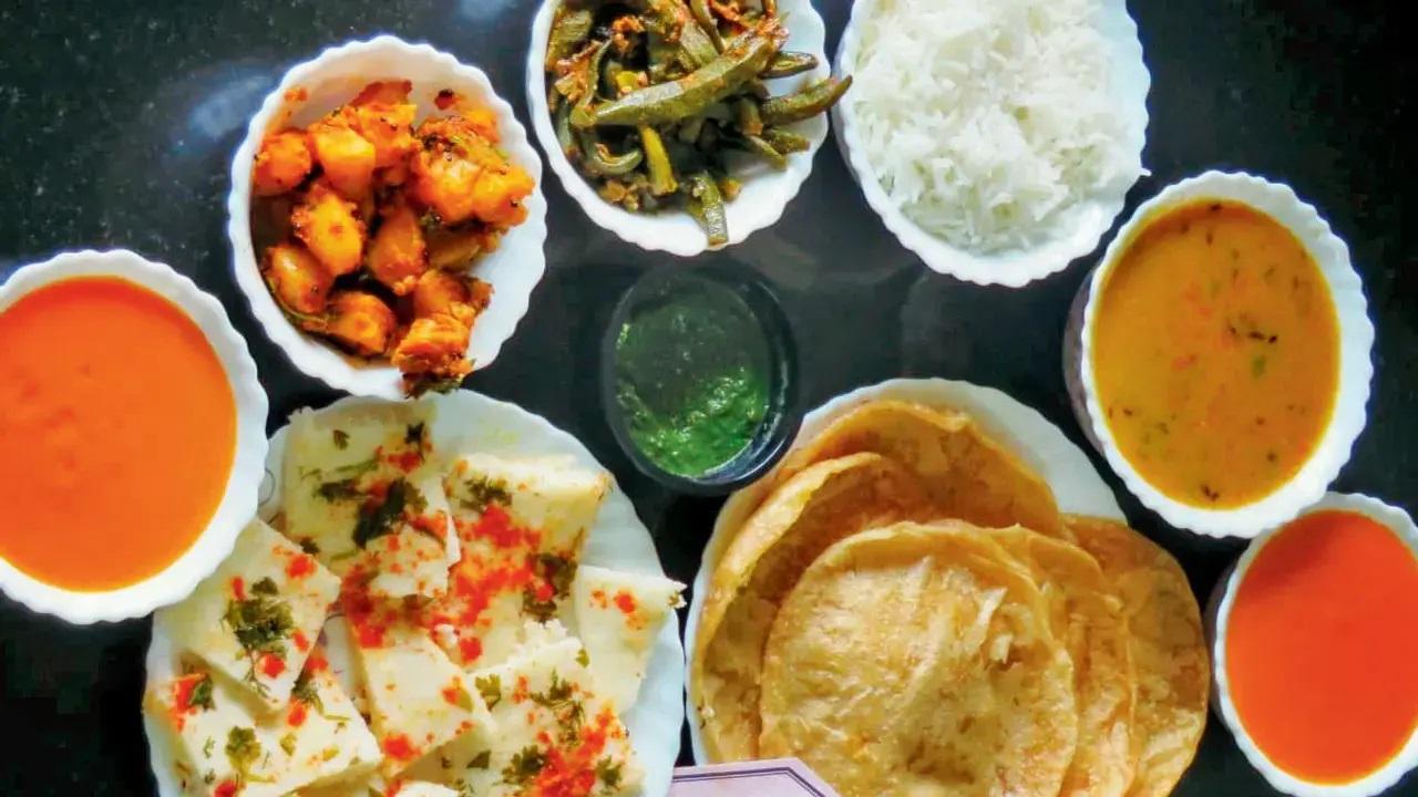 अल्फांसो, पेरी, कर्नाटक बादामी और लालबाग जैसी आम की किस्मों के मिश्रण से बने आमरस का आनंद लें; सभी नवी मुंबई में एपीएमसी बाजार में स्थानीय विक्रेताओं से प्राप्त किए गए. लोनावाला के बीच में 1996 में स्थापित ट्रस्ट आम के शौकीन लोगों के लिए थाली में असीमित आमरस पूरी भी परोसता है.
नीना गुजराती थाली में, संचेती लॉन, कुमार रिज़ॉर्ट के सामने, लोनावाला.
@lonavalalocal पर लॉग ऑन करें
9820068611 पर कॉल करें
रुपये 280 रुपये (थाली में असीमित आमरस पूरी); 250 रुपये (1 किलो आमरस) 12 रुपये (अतिरिक्त पूड़ी के लिए)