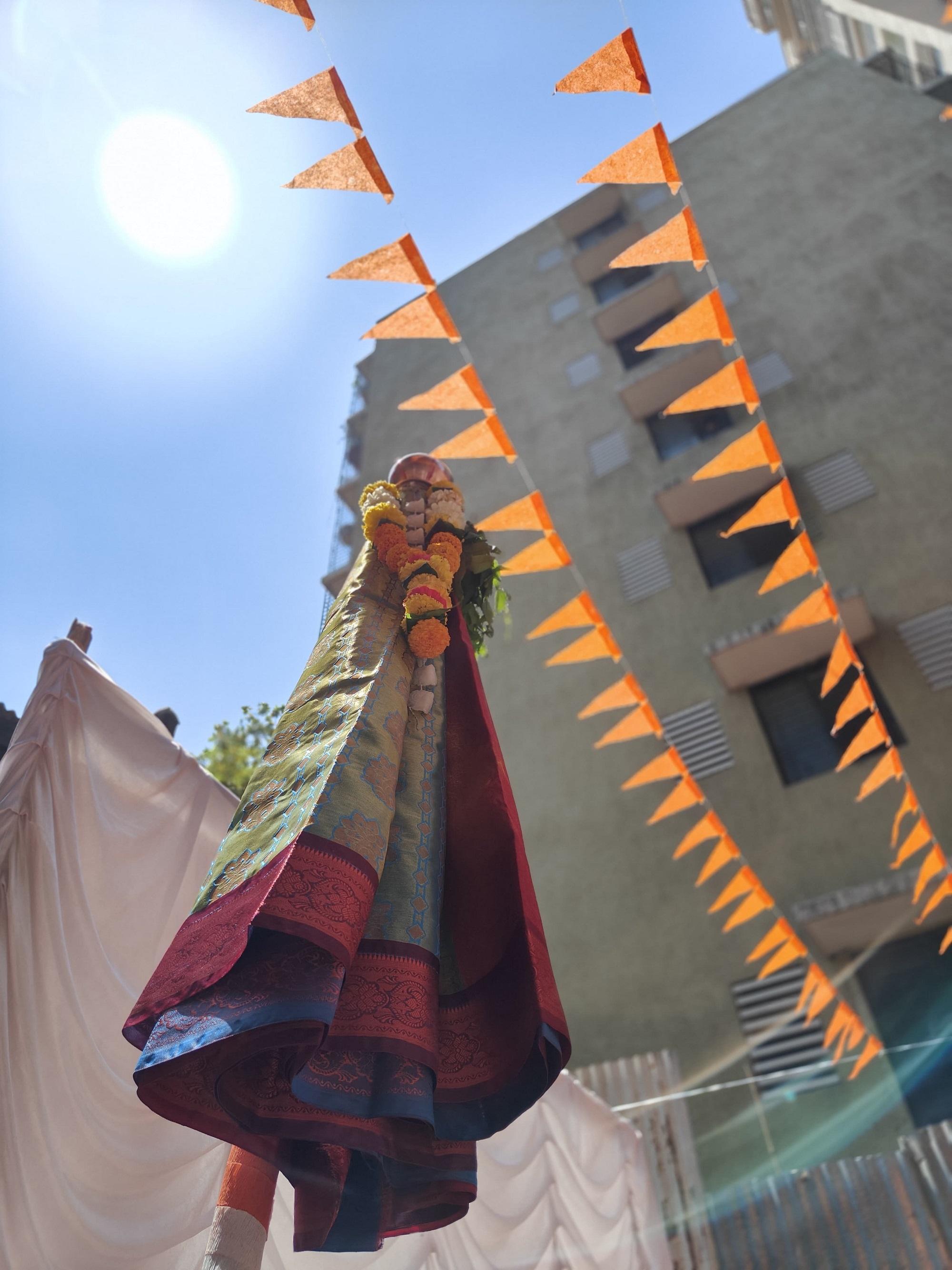 ओम साईं मित्र मंडल की ओर से सामूहिक रूप से गुड़ी उठाई गई.