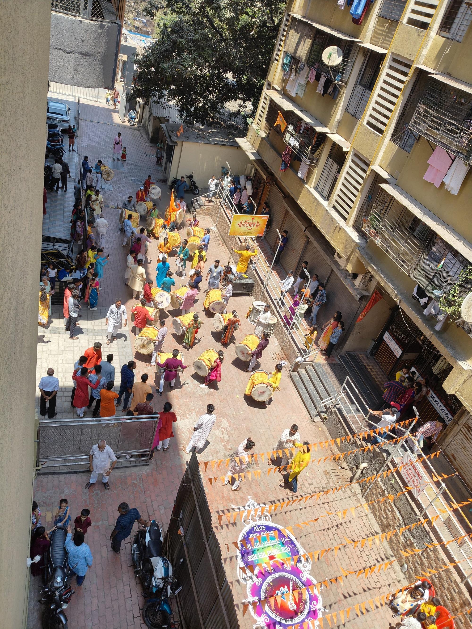 गुड़ी पड़वा के इस कार्यक्रम में लोगों की ज्यादा से ज्यादा संख्या पर भागीदारी रही. सोसाइटी के निवासी इस कार्यक्रम साक्षी बने.