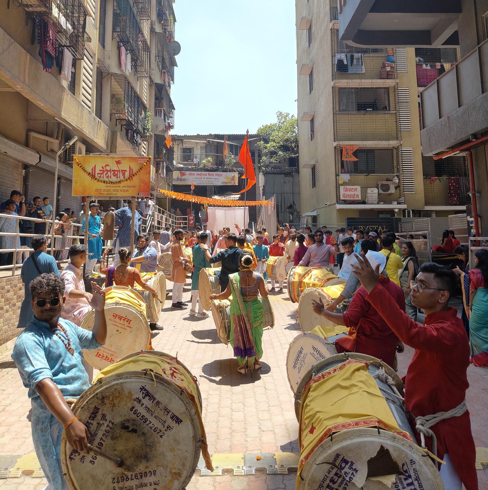 गुड़ी पड़वा 2024 (Gudi Padwa 2024) के उपलक्ष्य में ढोल ताशे बजाकर लोगों ने नववर्ष का स्वागत किया.