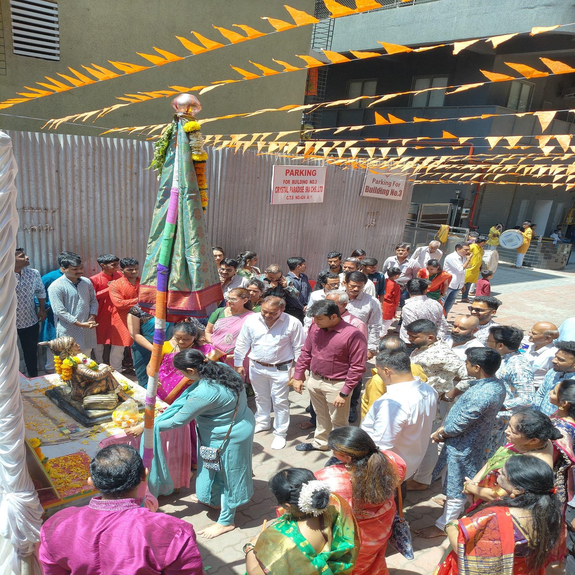 कार्यक्रम की शुरुआत में शिवाजी महाराज की प्रतिमा पर माल्यार्पण कर उनको नमन किया गया.