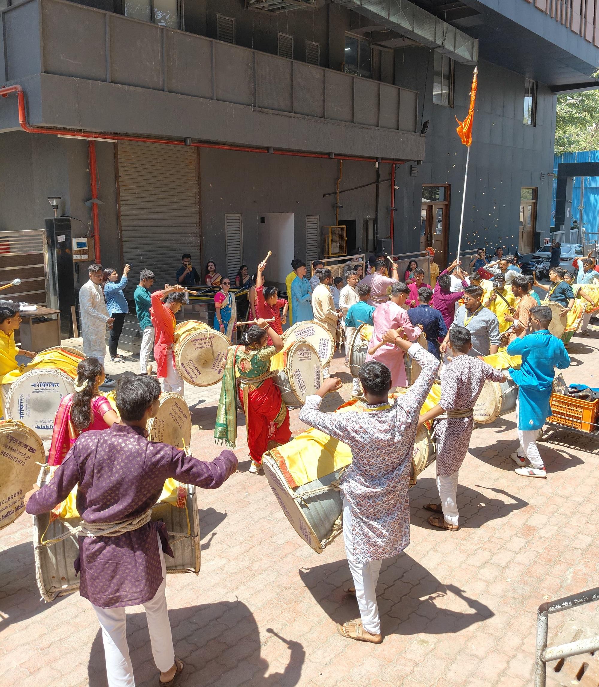 इस दौरान मंडल की ओर से जयघोष किया गया. लोग इस दौरान कार्यक्रम में उत्साह के साथ शामिल हुए.