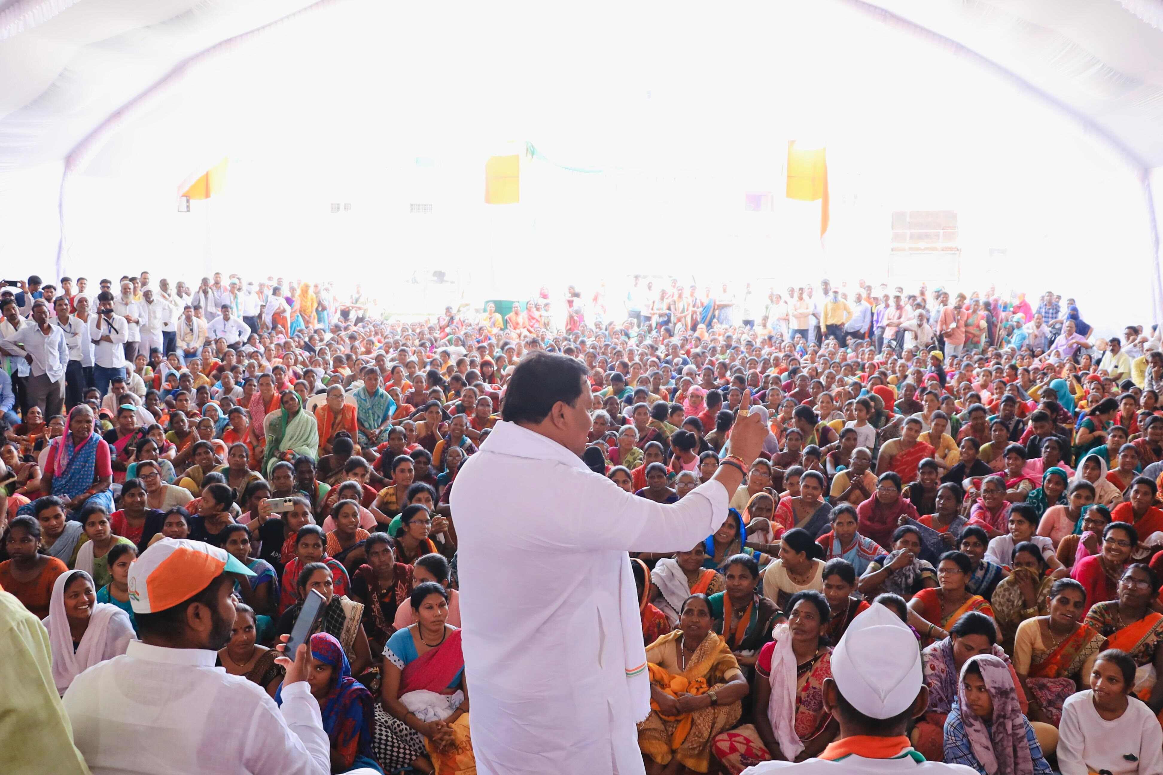 रैली के समापन पर विपक्ष के नेता विजय वडेट्टीवार ने चेतावनी दी कि नागरिकों को सावधान रहना चाहिए. अब ये भाजपा वाले तरह-तरह के लालच दिखाकर आपको मनाने की कोशिश करेंगे, लेकिन आप सावधान रहें.
