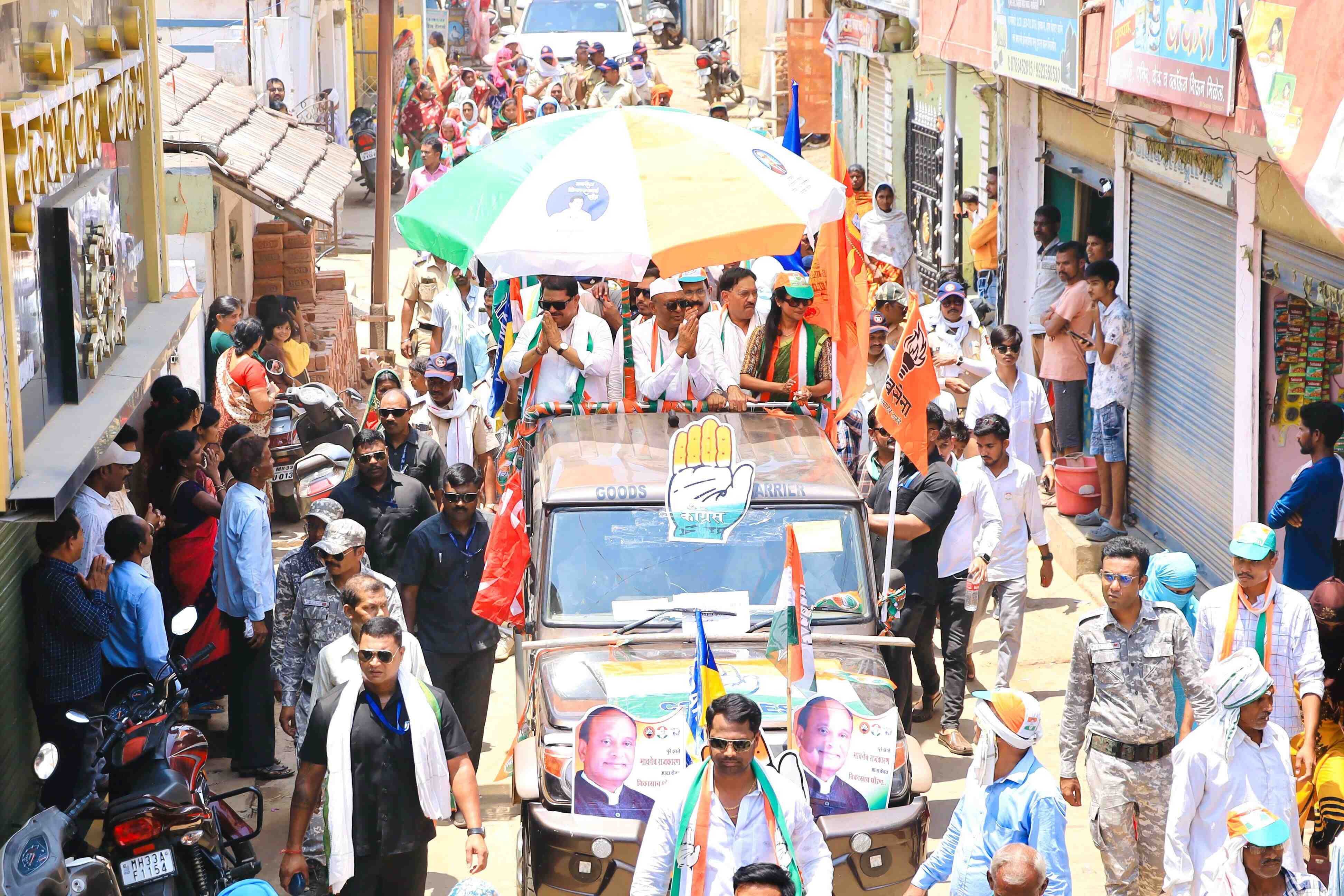 पदयात्रा रैली का नेतृत्व विपक्षी नेता विजय वडेट्टीवार ने किया. रैली में उन्होंने गढ़चिरौली जिले के पारंपरिक आदिवासी नृत्य में भाग लिया और मांदरी वाद्ययंत्र बजाया. उन्होंने हाथ में कांग्रेस पार्टी का झंडा लेकर रैली की शुरुआत की. भारत अघाड़ी के उम्मीदवार डॉ. नामदेव किरसान ने भी विजय वडेट्टीवार का समर्थन किया, जिन्होंने पार्टी के झंडे के साथ नृत्य में भाग लिया.
