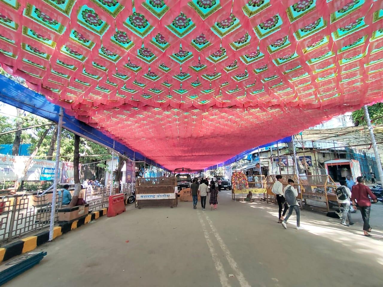 दादर में डॉ भीमराव अंबेडकर के अनुयायी देश के कोने कोने से चैत्यभूमि पर एकत्र होते हैं और उनके कार्यों और संविधान निर्माण की भूमिका के बारे में याद करता है.