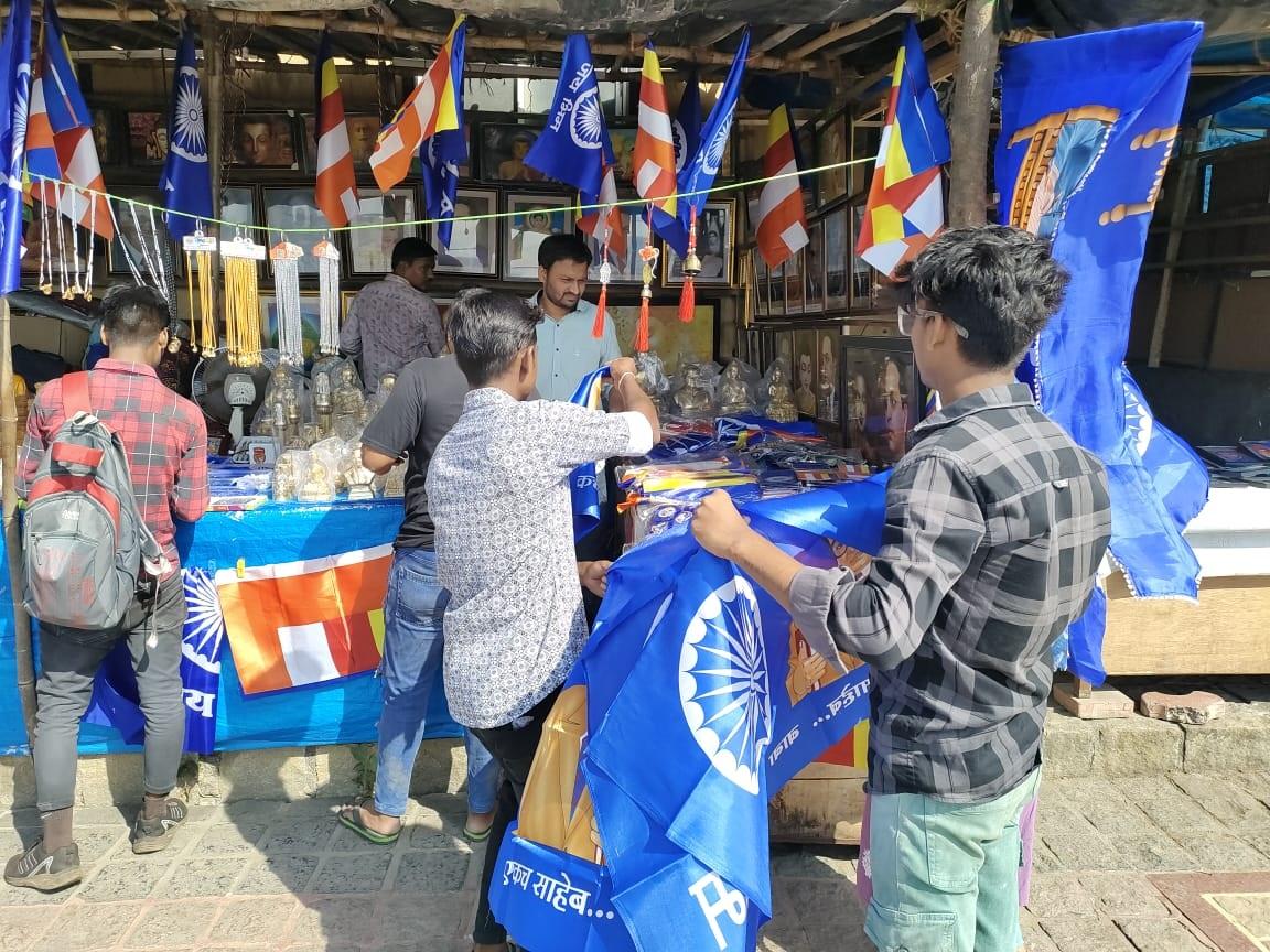 कई लोगों ने झंडे की दुकानें लगाई हैं. इन दुकानों पर लोग झंडे खरीदते भी दिखाई दिए.