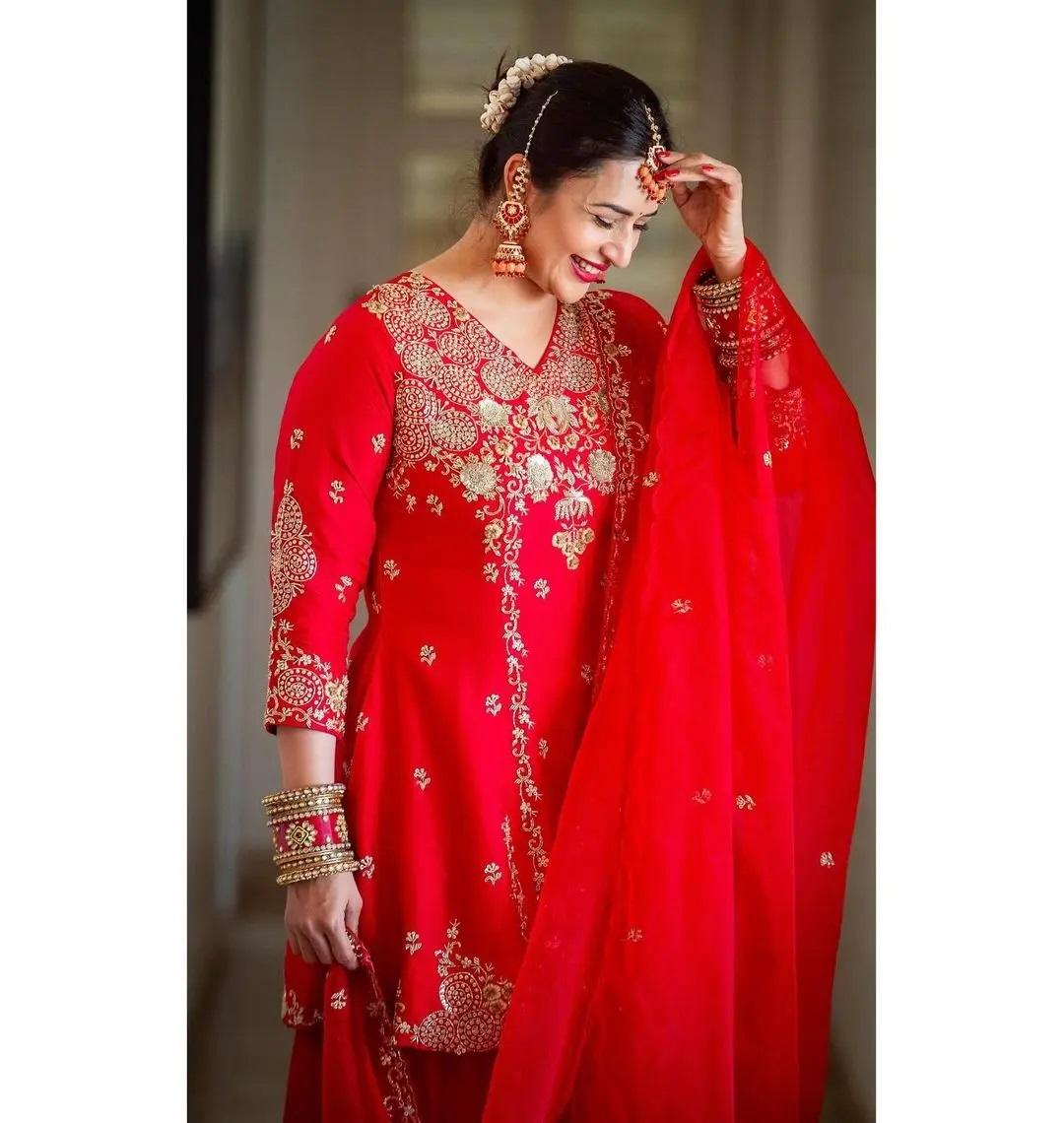 एक्ट्रेस ने बोल्ड रेड लिपस्टिक लगाई हुई है. उनके खूबसूरत बड़े झुमके, मांग टीका और मैचिंग चूड़ियों ने महफिल लूट ली.