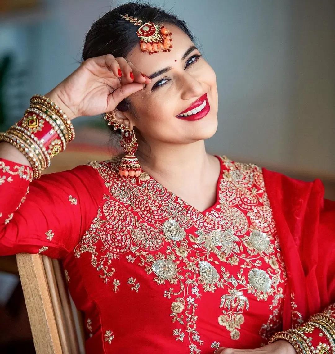 अभिनेत्री ने अपने बालों को एक आकर्षक बन में बांधा था और इसे शानदार गजरे से सजाया था. दिव्यांका का ये लुक किसी भी पूजा आउटफिट के लिए परफेक्ट इंस्पिरेशन हो सकता है.