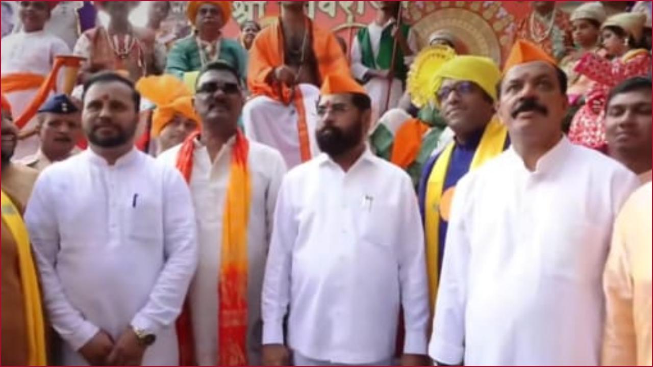 महाराष्ट्र सीएम एकनाथ शिंदे ठाणे में शोभा यात्रा में शामिल हुए और गुड़ी पाड़वा का जश्न मनाया.