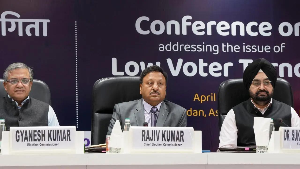 चुनाव आयोग ने नई दिल्ली में एक संवाददाता सम्मेलन को संबोधित किया जिसमें मतदान प्रतिशत बढ़ाने की योजना बताई गई.